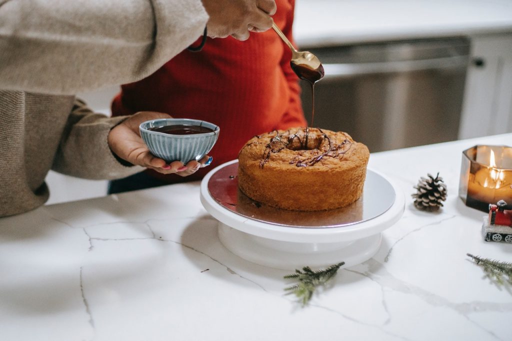 personne qui décore un gâteau