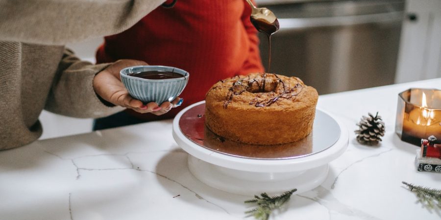 personne qui décore un gâteau